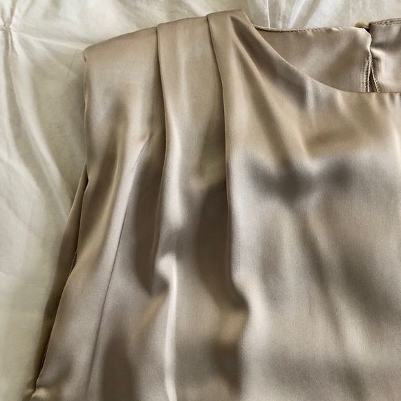 Zara Champagne Color Silk Sleeveless Blouse with Shoulder Pads Size XS - Picture 2 of 6